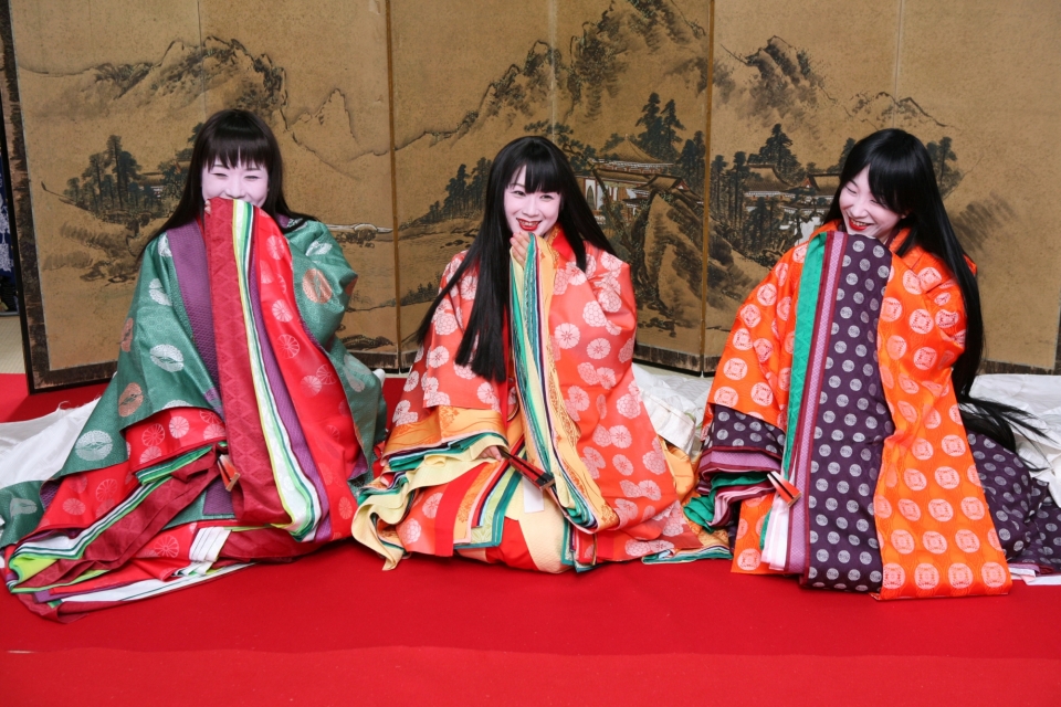 「みんなでお姫様に大変身!」衣紋道の十二単体験 写真1