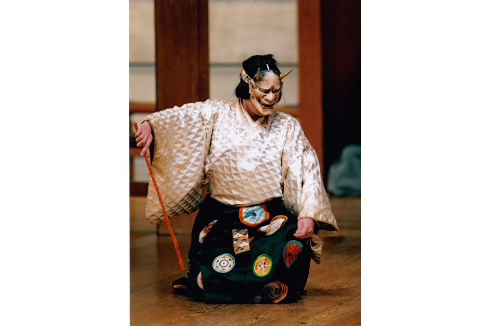 A performance given by Atsushi Yoshida, a younger Noh actor of the Kanze school Photo4
