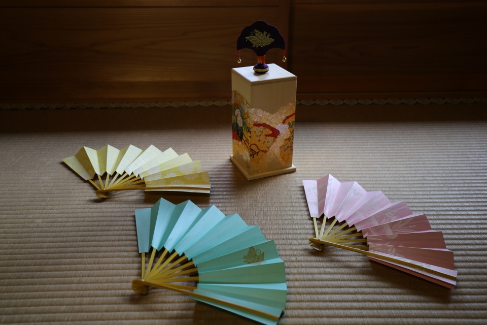 日本伝統遊戯「投扇興体験」と「京扇子のおはなし」そして「扇子」を手作りしましょ! 写真1