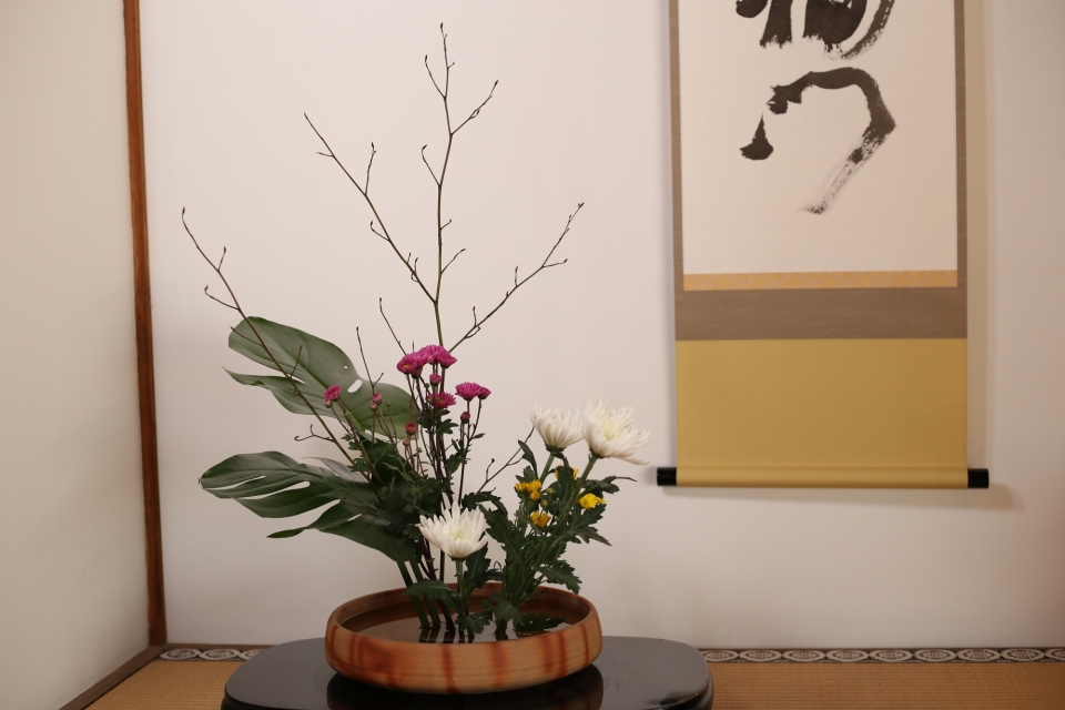 未生流笹岡家元師範代、長興院副住職による生け花体験 写真2