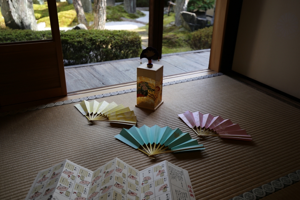日本伝統遊戯「投扇興体験」と「京扇子のおはなし」そして「扇子」を手作りしましょ！　写真2
