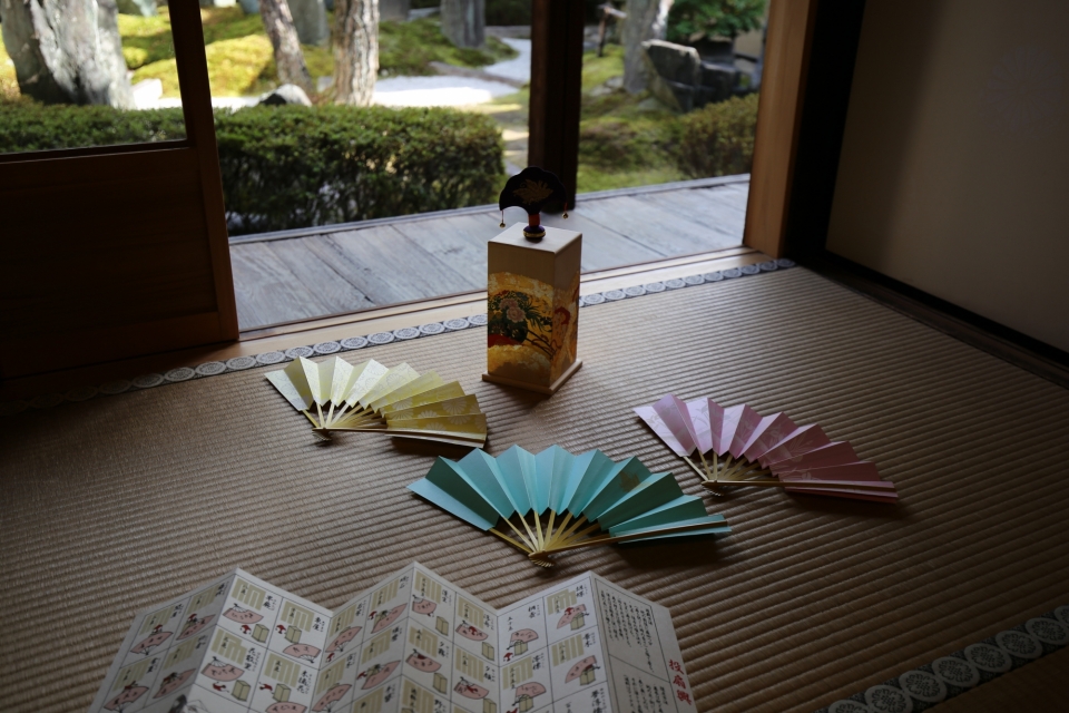 日本伝統遊戯「投扇興体験」と「京扇子のおはなし」そして「扇子」を手作りしましょ! 写真2