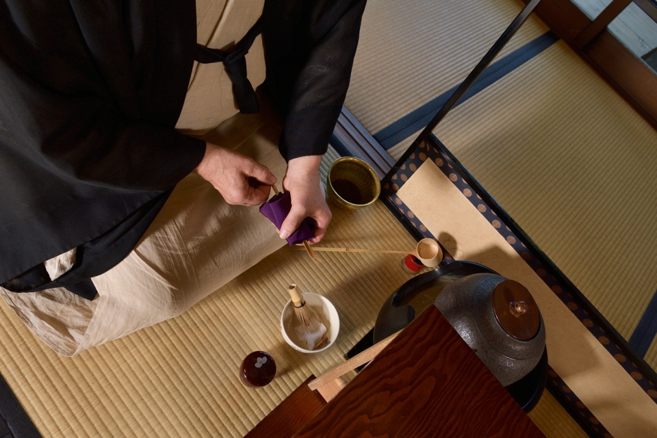 「裏千家教授 ランディー・チャネル・宗榮氏」による茶道体験 写真3