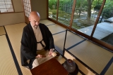 「裏千家教授 ランディー・チャネル・宗榮氏」による茶道体験 サムネイル写真4