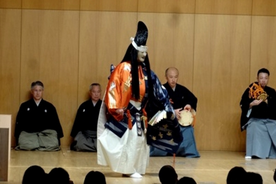 A performance given by Atsushi Yoshida, a younger Noh actor of the Kanze school Photo7