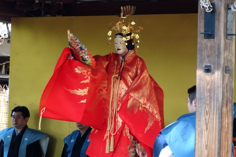 A performance given by Atsushi Yoshida, a younger Noh actor of the Kanze school Photo8